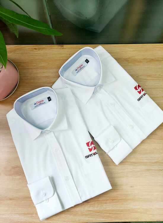 Áo sơ mi đồng phục công ty màu trắng De Charme Uniform sản xuất