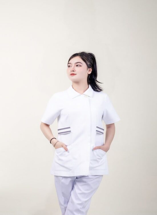 Đồng phục áo blouse trắng phối quần tạo dễ mặc, dễ thao tác