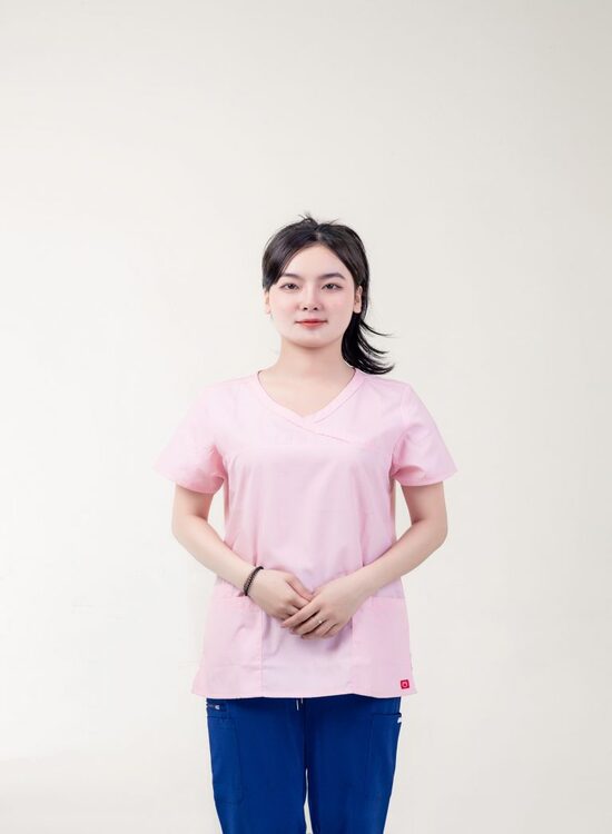 Mẫu đồng phục y tá điều dưỡng áo blouse hồng phối quần xanh