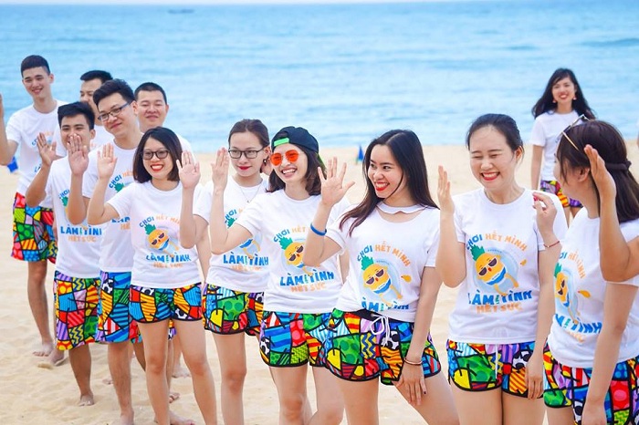 Mẫu đồng phục đi biển trắng phối hoạ tiết ngộ nghĩnh - 2