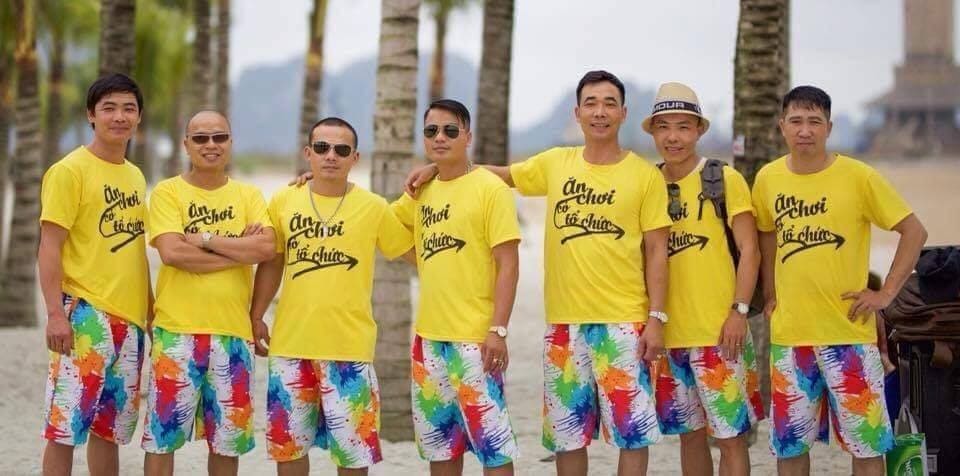 Mẫu đồng phục đi biển màu vàng in slogan - 7